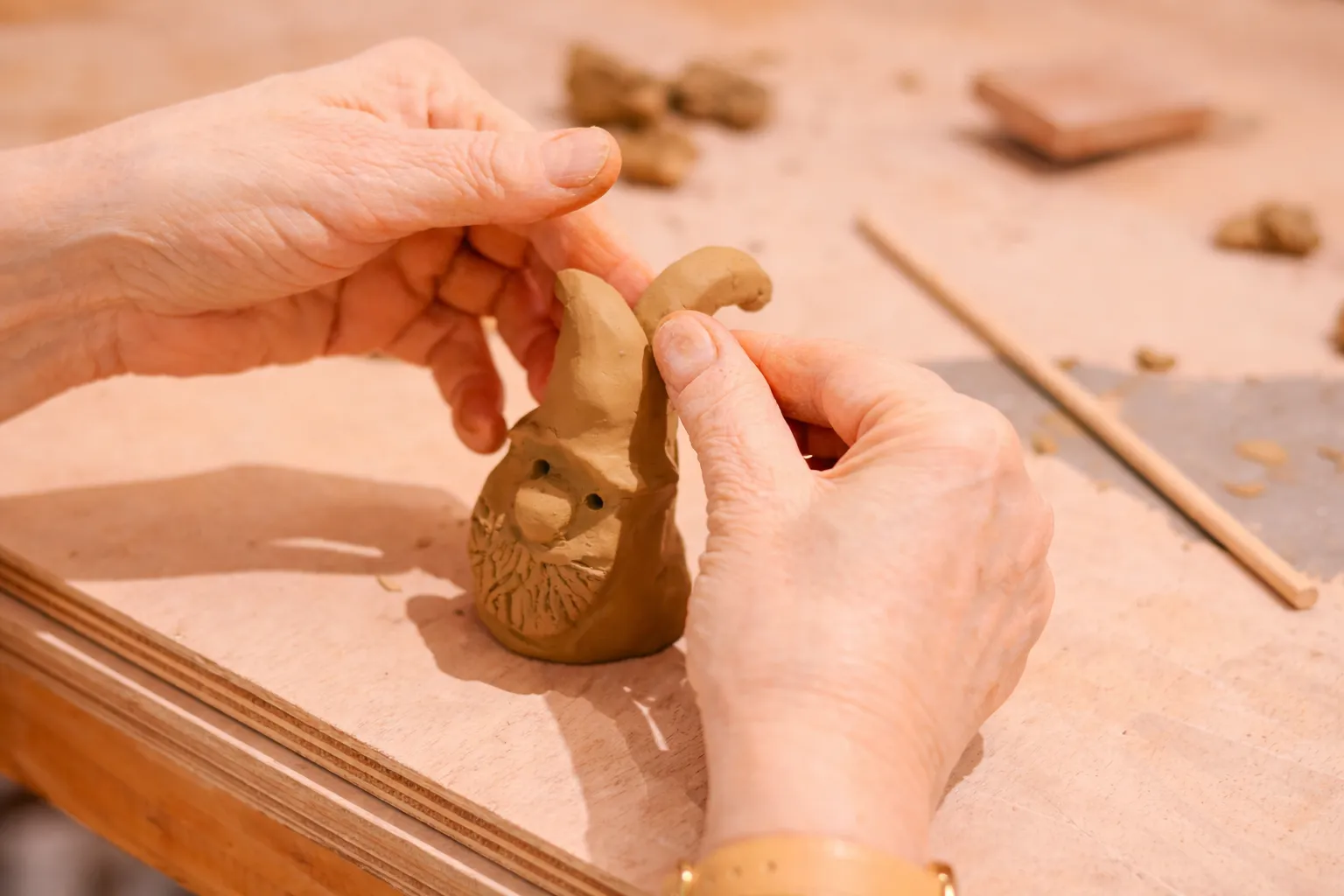 Pièces de céramique en cours de fabrication dans l'atelier Lik'Art à Tunis