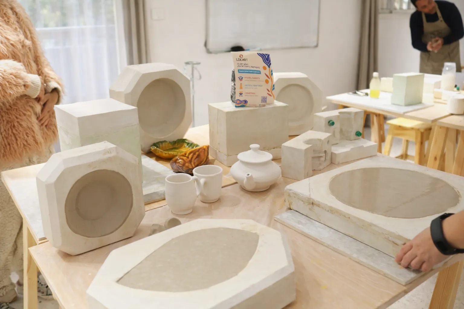 Moules en plâtre et pièces en céramique coulée lors d'un atelier de coulage
